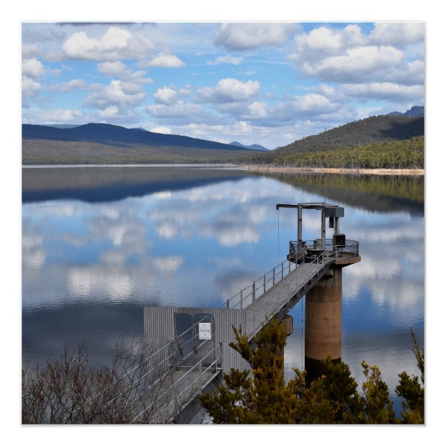 Poster Le lac Bellfield Nuages sur l'eau morte (Devant)