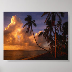 Poster le soleil réglé sur la plage