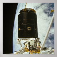 Les astronautes capturent et réparent INTELSAT VI