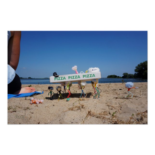 Poster Les Fubby qui volent une pizza sur la plage. (Devant)