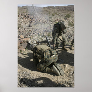 Poster Les mortiers couvrent leurs oreilles et évitent le