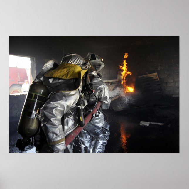 Poster Les pompiers éteignent un incendie dans un entraîn (Devant)
