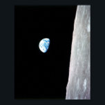 Poster Lever de terre à partir d'Apollo 8<br><div class="desc">Cette vision de la Terre montante a accueilli les astronautes Apollo 8 alors qu'ils venaient de derrière la Lune après la quatrième orbite proche. La photo est affichée ici dans son orientation d'origine, bien qu'elle soit plus souvent vue avec la surface lunaire au bas de la photo. La Terre est...</div>