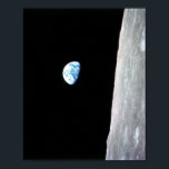 Poster Lever de terre à partir d'Apollo 8<br><div class="desc">Cette vision de la Terre montante a accueilli les astronautes Apollo 8 alors qu'ils venaient de derrière la Lune après la quatrième orbite proche. La photo est affichée ici dans son orientation d'origine, bien qu'elle soit plus souvent vue avec la surface lunaire au bas de la photo. La Terre est...</div>