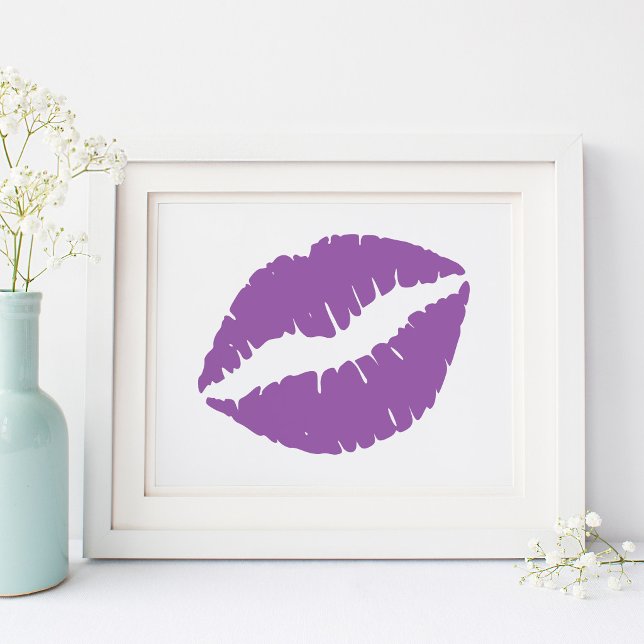 Poster Lèvres au rouge à lèvres violet pâle (Pale Purple Lipstick Lips on White Poster)
