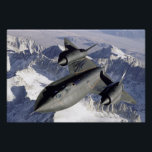Poster Lockheed SR-71B Blackbird<br><div class="desc">Lockheed SR-71B Blackbird (61-7956/NASA 831) était un avion de reconnaissance stratégique à longue portée qui a survolé les montagnes enneigées de la Sierra Nevada en 1994. Cet appareil avait une section radar réduite et était capable de fonctionner à haute altitude et à des vitesses allant jusqu'à 85 000 pieds et...</div>