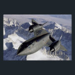 Poster Lockheed SR-71B Blackbird<br><div class="desc">Lockheed SR-71B Blackbird (61-7956/NASA 831) était un avion de reconnaissance stratégique à longue portée qui a survolé les montagnes enneigées de la Sierra Nevada en 1994. Cet appareil avait une section radar réduite et était capable de fonctionner à haute altitude et à des vitesses allant jusqu'à 85 000 pieds et...</div>