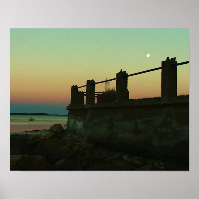 Poster lune au-dessus de l'eau rocheuse rocheuse de rook  (Devant)