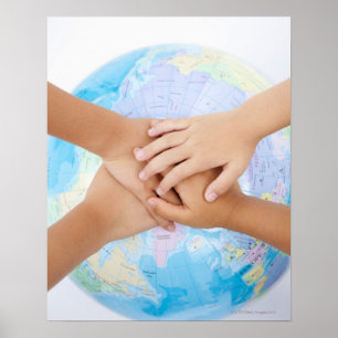 Poster Mains de recouvrement et un globe