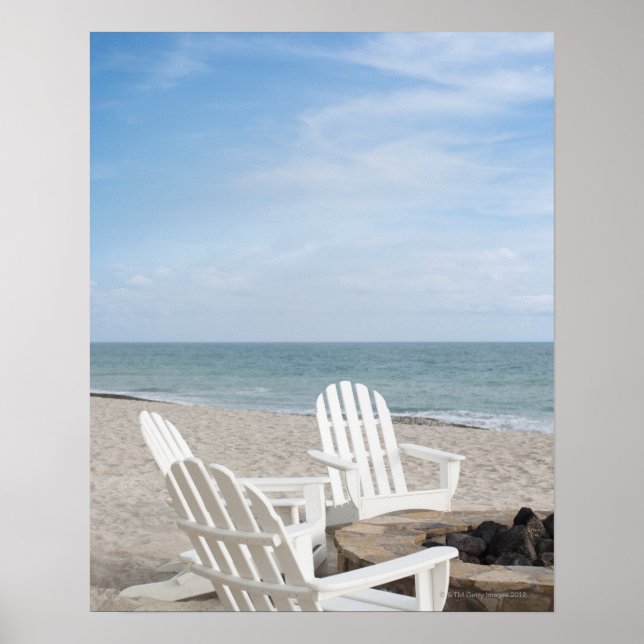 Poster maison en front de mer avec chaises adirondack et (Devant)
