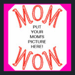 Poster Maman Wow<br><div class="desc">Cette affiche "Maman Wow" montre que votre maman est une étoile brillante dans votre vie et avec les lettres de cette affiche conçue avec de multiples coeurs, elle fait un grand cadeau pour la fête des mères. En bonus, il est aussi personnalisable en téléchargeant une photo de votre maman et...</div>