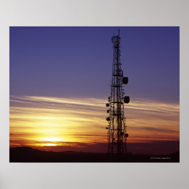 Poster Mast de télécommunications au coucher du soleil (Devant)