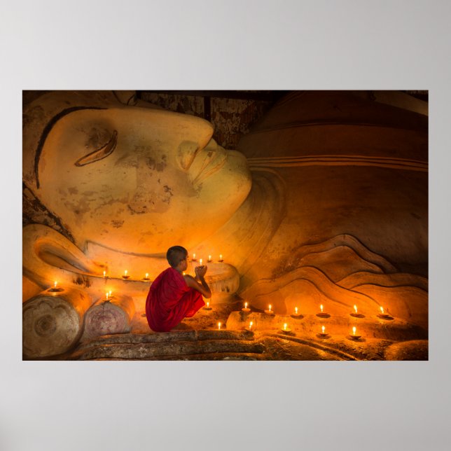 Poster Moine priant près d'un Bouddha (Devant)