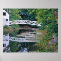 NA, USA, Maine. Passerelle au-dessus de l'étang à