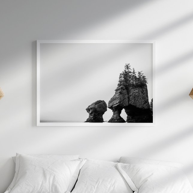 Poster noir et blanc sur les côtes de l'océan (Black and White Ocean Shore Poster in a white boho bedroom with pillows.)