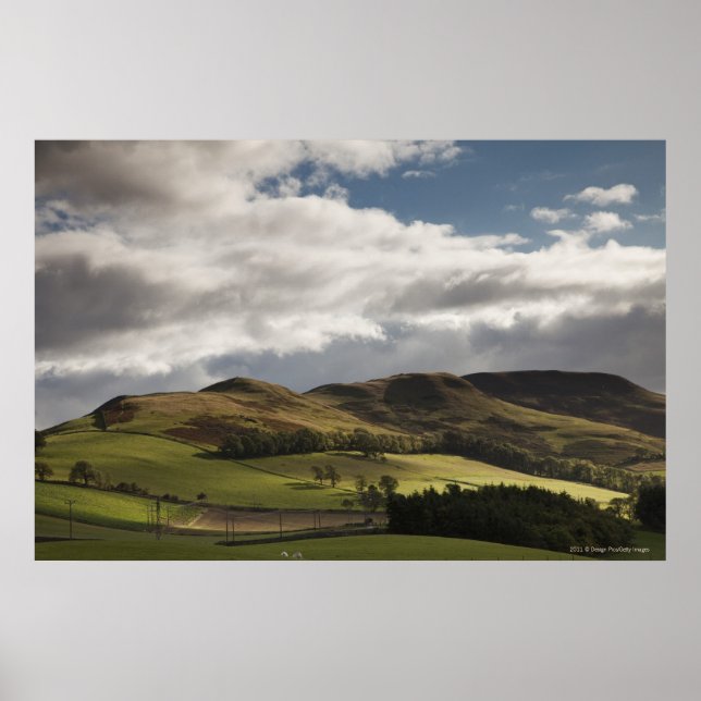 Poster Paysage Avec Collines Et Nuages Au-Dessus (Devant)