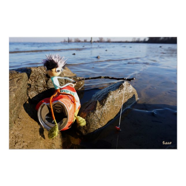 Poster Pêcheur Fubby sur une canette en bord d'eau. (Devant)