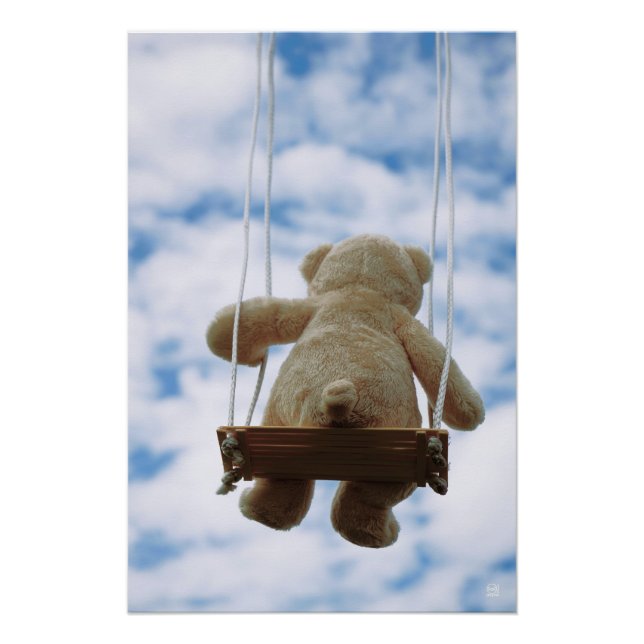 Poster Petit ours sur une balançoire avec un ciel bleu nu (Devant)