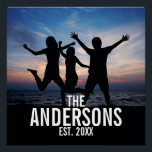 Poster Photo de famille personnalisée avec nom de famille<br><div class="desc">Cadeau photo de famille personnalisé, décoré avec nom de famille et établi année en blanc moderne sans serif style police, parfait avec photo carré. Cool pour afficher la photo de famille. Parfait aussi comme cadeau de vacances, cadeau de ménage, cadeau de réunion de famille et cadeau pour toutes les occasions...</div>