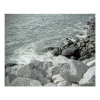 Photo en noir et blanc sur la côte rocheuse de l'o