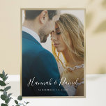 Poster photo personnalisé avec script Whimsical<br><div class="desc">Personnalisez ce poster photo personnalisé avec votre photo préférée ! Nous avons inclus un exemple de texte en blanc, y compris les prénoms dans un script animé et fantaisiste. Mais ne vous sentez pas limité par notre format d'exemple qui utilise les prénoms et une date ! Vous pouvez remplacer les...</div>
