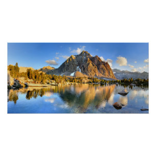 Poster Point culminant au-dessus du lac de l'Ours d'Or in