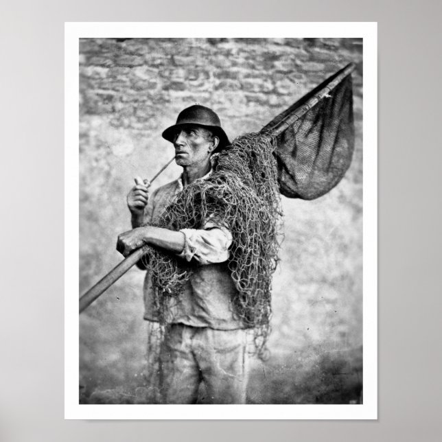 Poster Portrait d'un pêcheur portant ses filets (photo b/ (Devant)