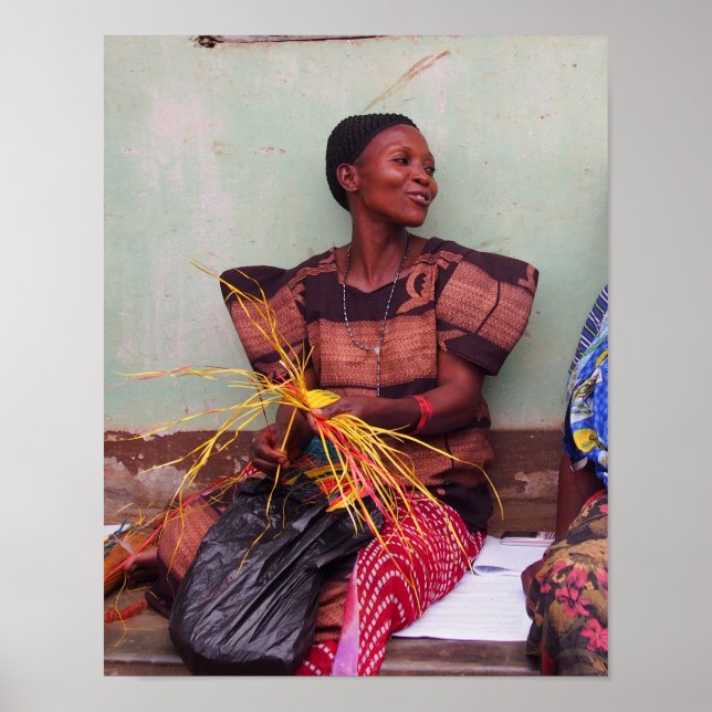 Poster Portrait d'une jolie femme ougandaise tissant un t (Devant)