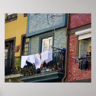 Poster Portugal, Porto (Porto). Femme suspendant du linge