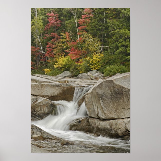 Poster Rivière Swift passant à travers des rochers, Blanc (Devant)