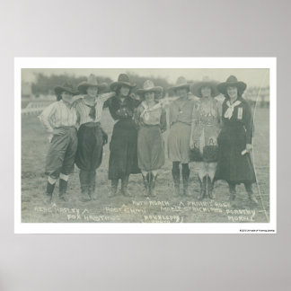 Poster Sept cow-girls rodéo posant pour une photo.