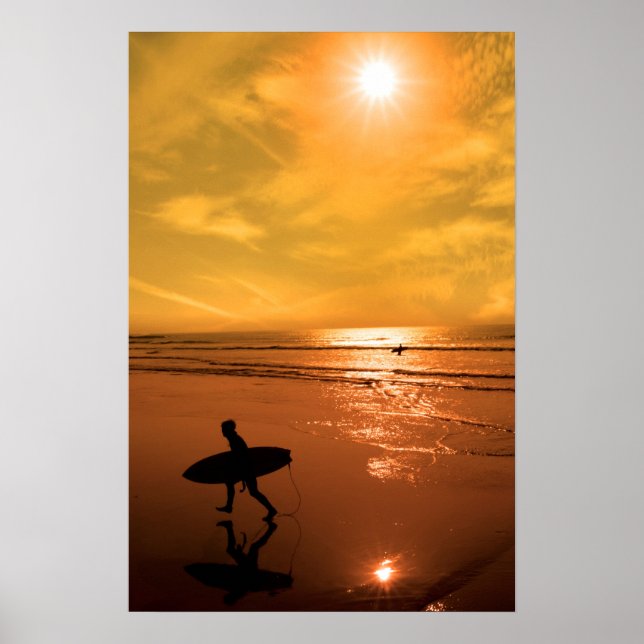 Poster silhouette de surfer marchant de la mer (Devant)