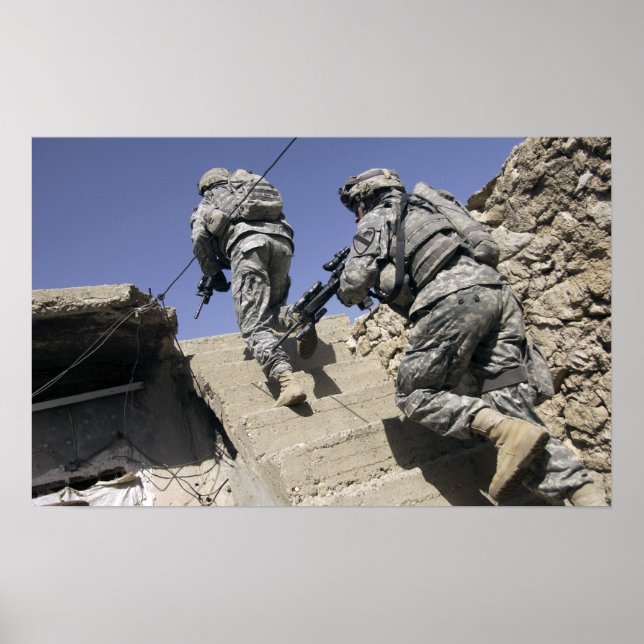 Poster Soldiers running up staircase of a building (Devant)
