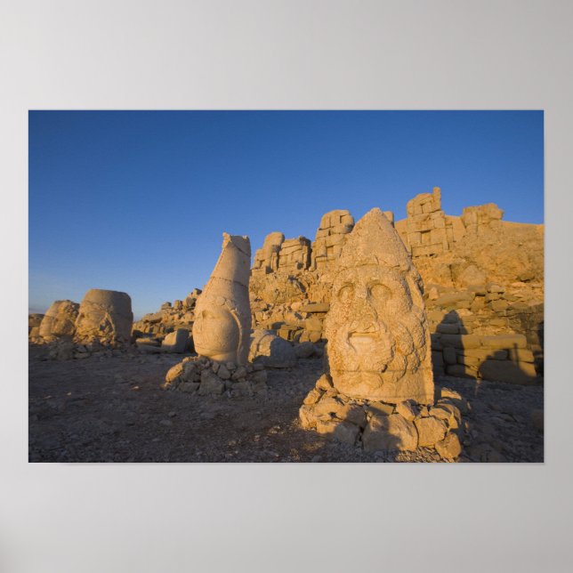 Poster Statues de têtes colossales des dieux gardant les  (Devant)