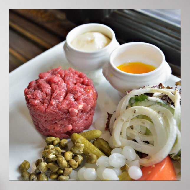 Poster Steak tartare avec légumes et épices (Devant)