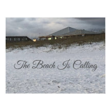 Poster sur la plage de sable