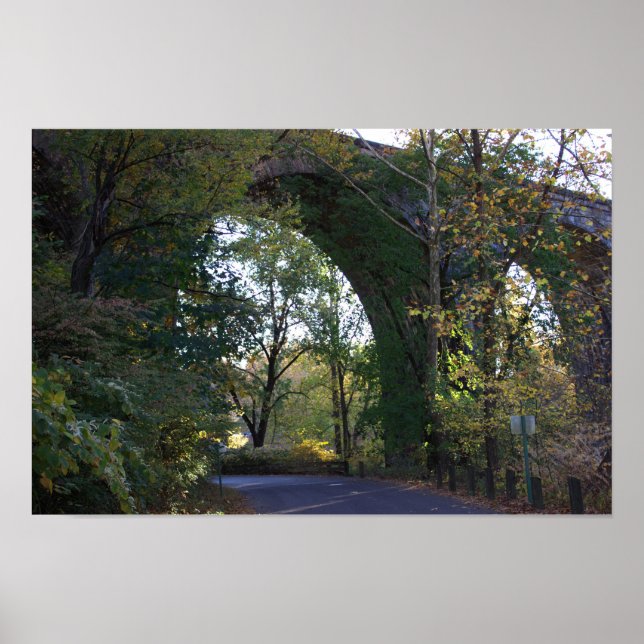 Poster sur le Pont Arché dans le parc (Devant)