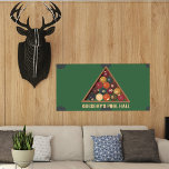 Poster Table de billard vintage personnalisée Ballons de<br><div class="desc">Cette affiche est prête à être personnalisée avec votre propre texte personnalisé. Votre texte apparaît en lettrage couleur ivoire sous mon style réaliste illustration d'un ensemble de boules de billard vintage empilé, l'arrière - plan a l'air d'un billard classique. Ajoutez votre propre slogan pour créer un cadeau spécial pour les...</div>