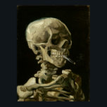 Poster Tête de squelette avec cigarette de Van Gogh<br><div class="desc">Tête d'un squelette à la cigare brûlante par Vincent Van Gogh, huile sur toile 1886, est une étude à l'huile peinte d'un crâne humain et du squelette supérieur, dans la bouche duquel l'artiste a inséré une cigarette brûlante, produisant un effet à la fois macabre et humoristique. Probablement peint tandis que...</div>