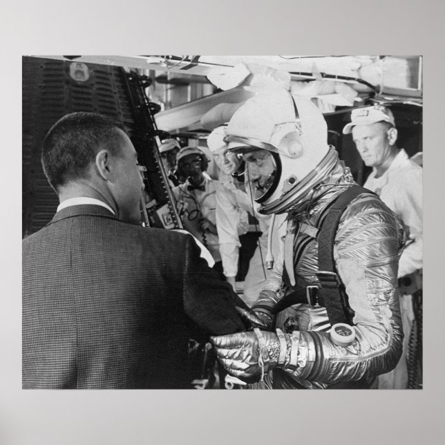 Poster Un astronaute se prépare à être introduit dans Fre (Devant)