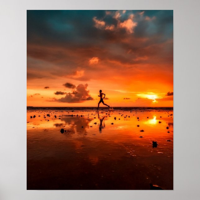 Poster Un homme court sur la plage au coucher du soleil (Devant)