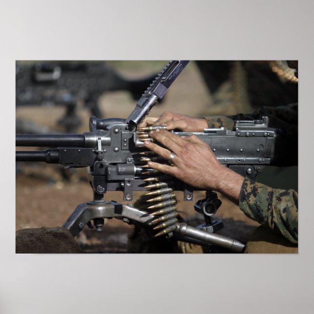 Poster Un Marine charge une mitrailleuse M-240G (Devant)