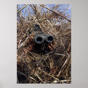 Poster Un observateur de scouts pratique la technique d'o