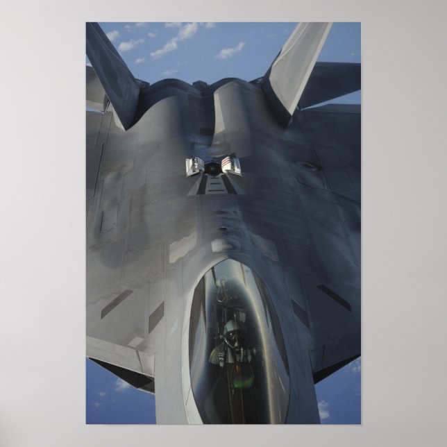 Poster Un Raptor F-22 se met en position pour recevoir f (Devant)