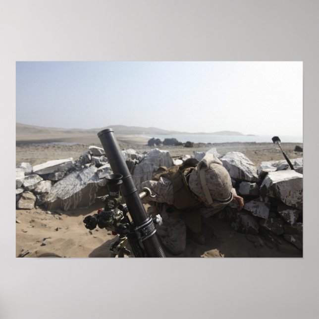 Poster Un US Marine tire un mortier à Salinas, Pérou (Devant)