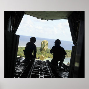 Poster Une boîte de biens humanitaires