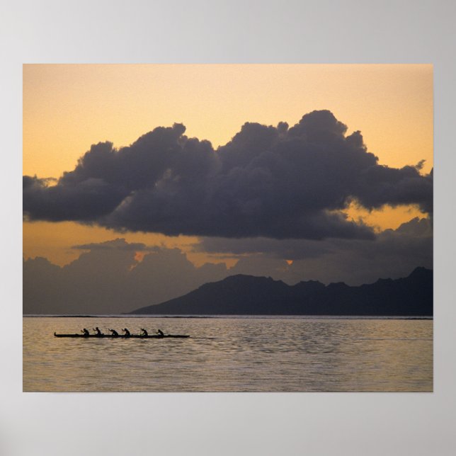 Poster Une équipe de canoë à balancier s'entraîne au larg (Devant)