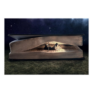 Poster Une femme qui lit le livre intérieur à la nuit