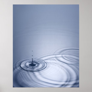 Poster Une gouttelette simple de l'eau tombant dans un