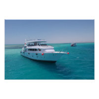 Yacht blanc neigé près de l'île blanche en mer Rou